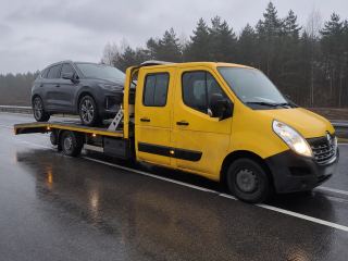 Holowanie czarnego SUV-a na lawecie – Lubin