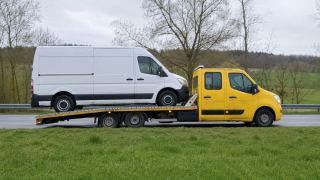 Transport busa dostawczego na lawecie – Lubin