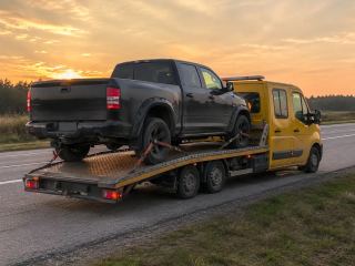 Transport pojazdu o zachodzie słońca – Lubin