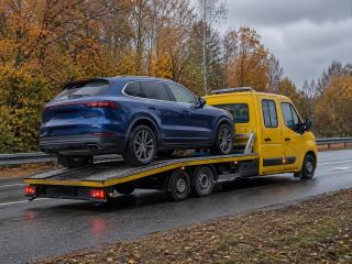 Transport niebieskiego SUV-a na lawecie – Lubin